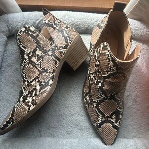 Women’s size 8 boots. Will accept offers!